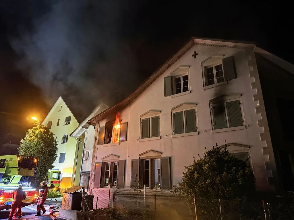 Die Einsatzkräfte lokalisierten das Feuer im ersten Obergeschoss … Brand in Mehrfamilienhaus in Uster.